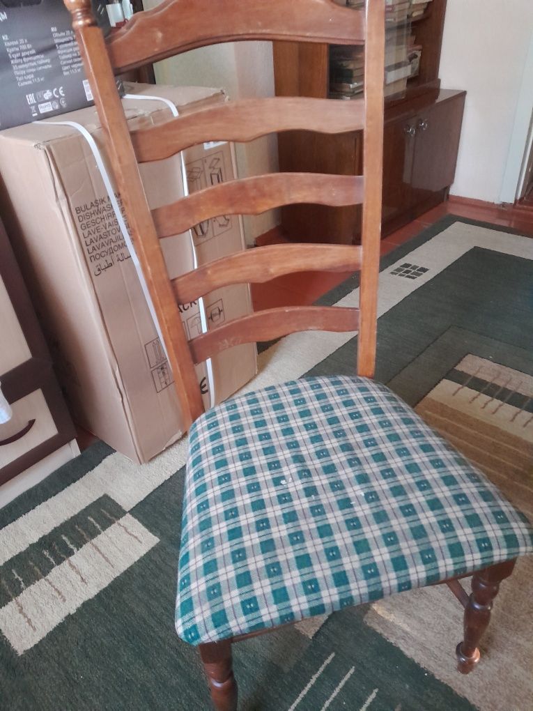 Продам деревянные  стулья