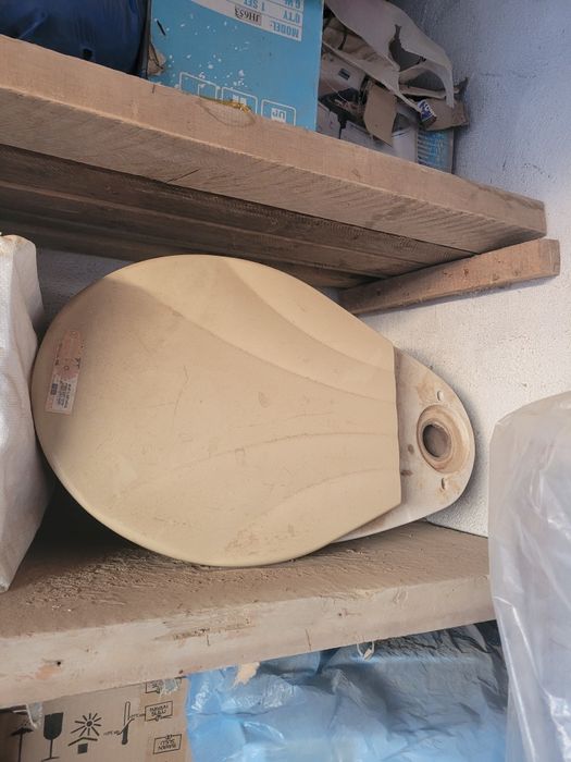 В продаже унитаз