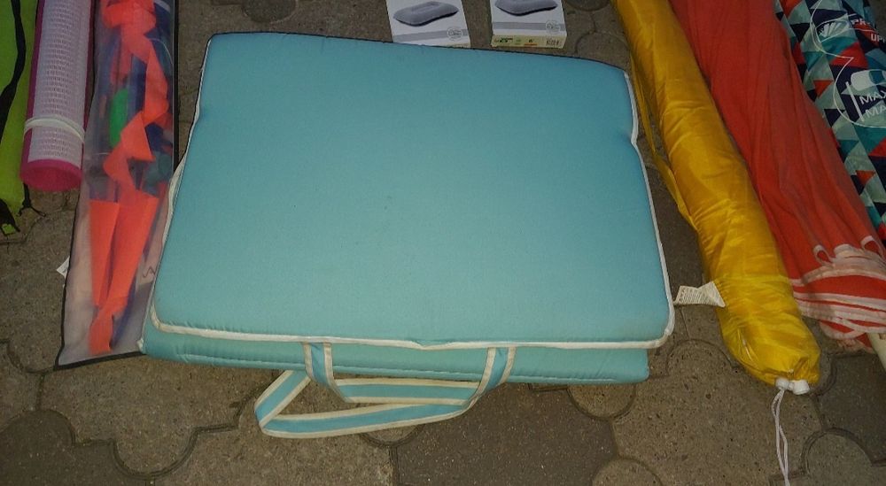 Saltea si umbrela plaja camping la mare munte pescuit