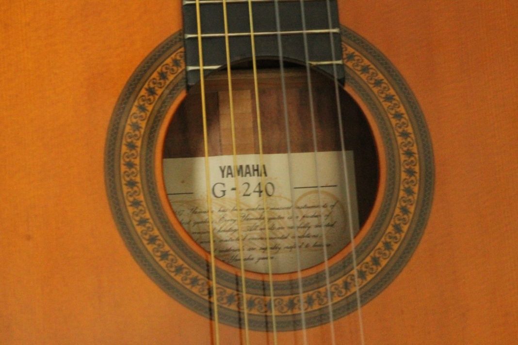 Продавам класическа китара YAMAHA G-240 + KNA NG-1 + калъф