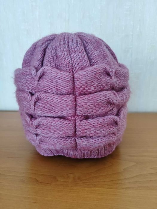 Продам вязаную шапку.