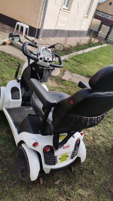 Cărucior electric pentru persoane cu dizabilități motrice