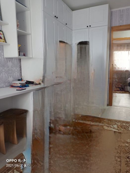 Продам угловой шкаф стол 2 кровати с матрасом.