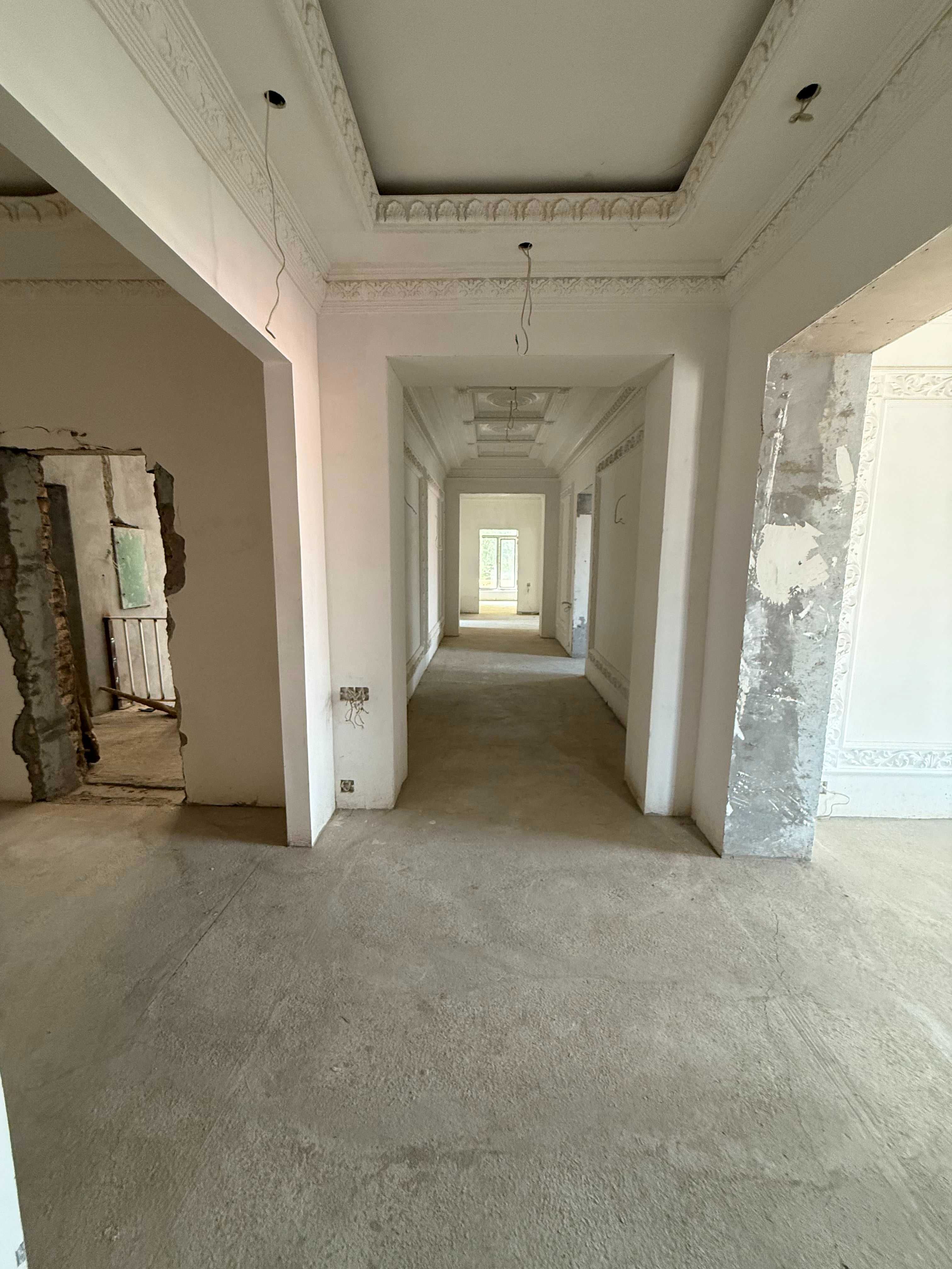 Продаётся просторная квартира 208 м² в 3-этажном доме (вторичка)