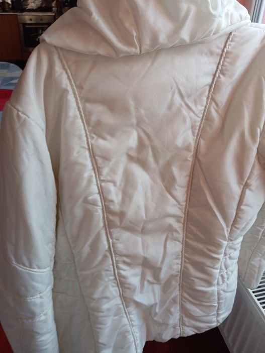 Geaca de fas,culoare alba,stare bunab