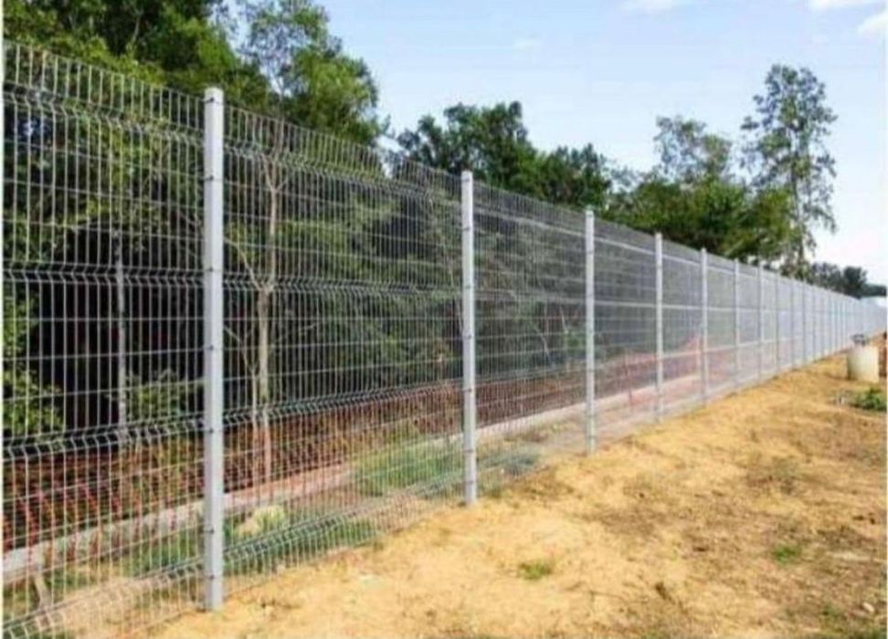 Împrejmuire terenuri cu garduri