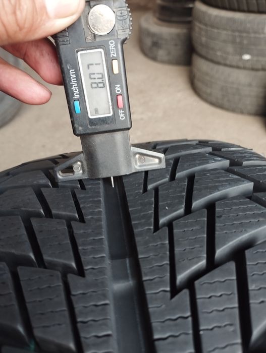 4 buc semi-noi 225 40 18. 92v Nankang , iarnă