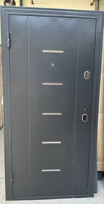 ДВЕРИ ВХОДНЫЕ OPTOM NARXDA. Eshiklar sklatdan sotuvga qoʻyilgan