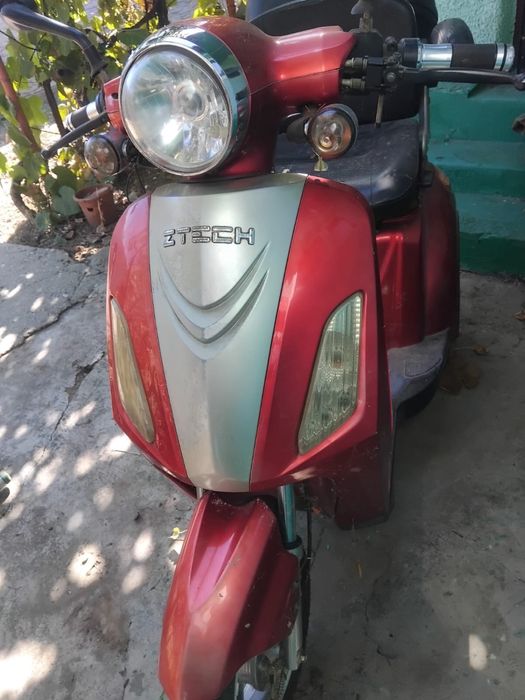 Vand scooter ,pret negociabil