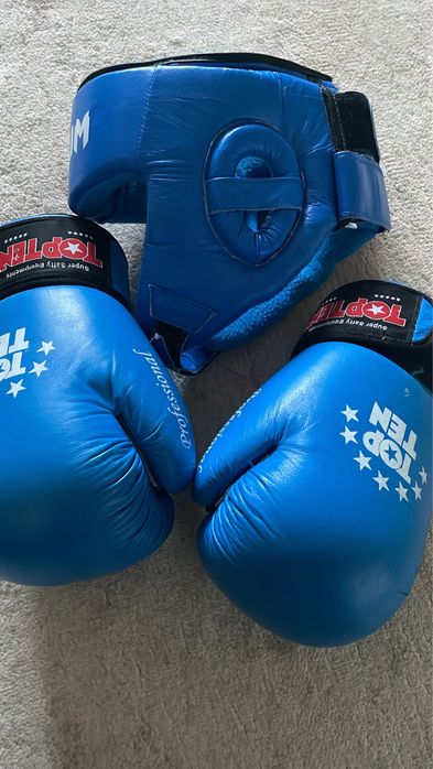 Боксерские перчатки и шлем