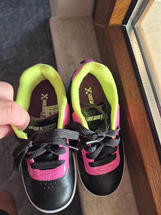 Нови обувки-ролери