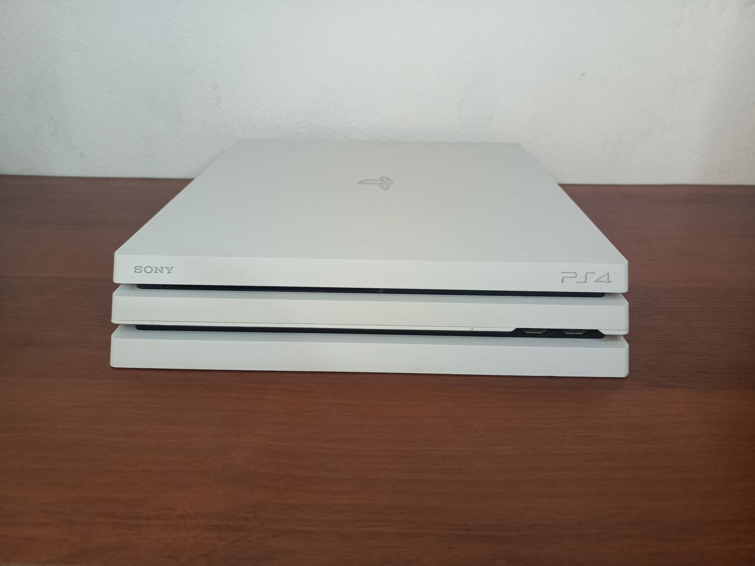 Ps4 PRO 1TB 4K UHD официальный 12.50 версия купленные 18 игры.