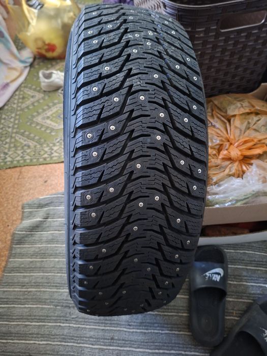 Шина зимняя шипованная.новая.