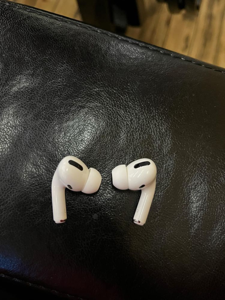AirPods Pro (С MagSafe зарядно)