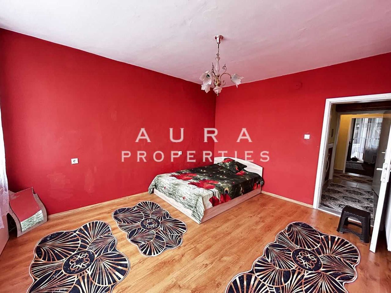 Продава се Тристаен апартамент в Разград, Житница - 110 кв.м за 3 €/кв.м - Снимка #1