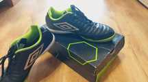 Маратонки за футбол umbro