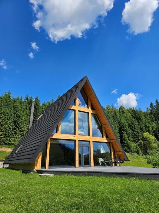 Executam case și cabane A-frame
