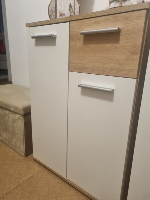 Vand comoda stare foarte buna. Poze cu cele 2 zgârieturi pe care le ar