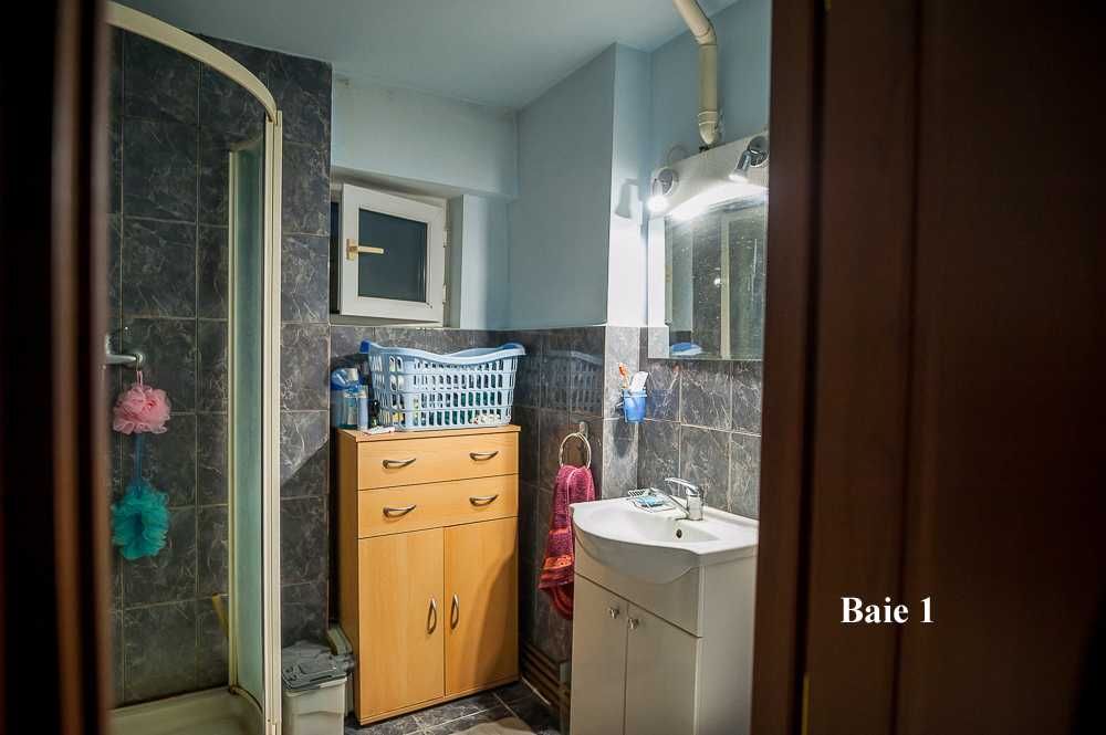 Vand - Schimd Apartament 4 camere, bucatarie, 2 băi in Chisineu Cris