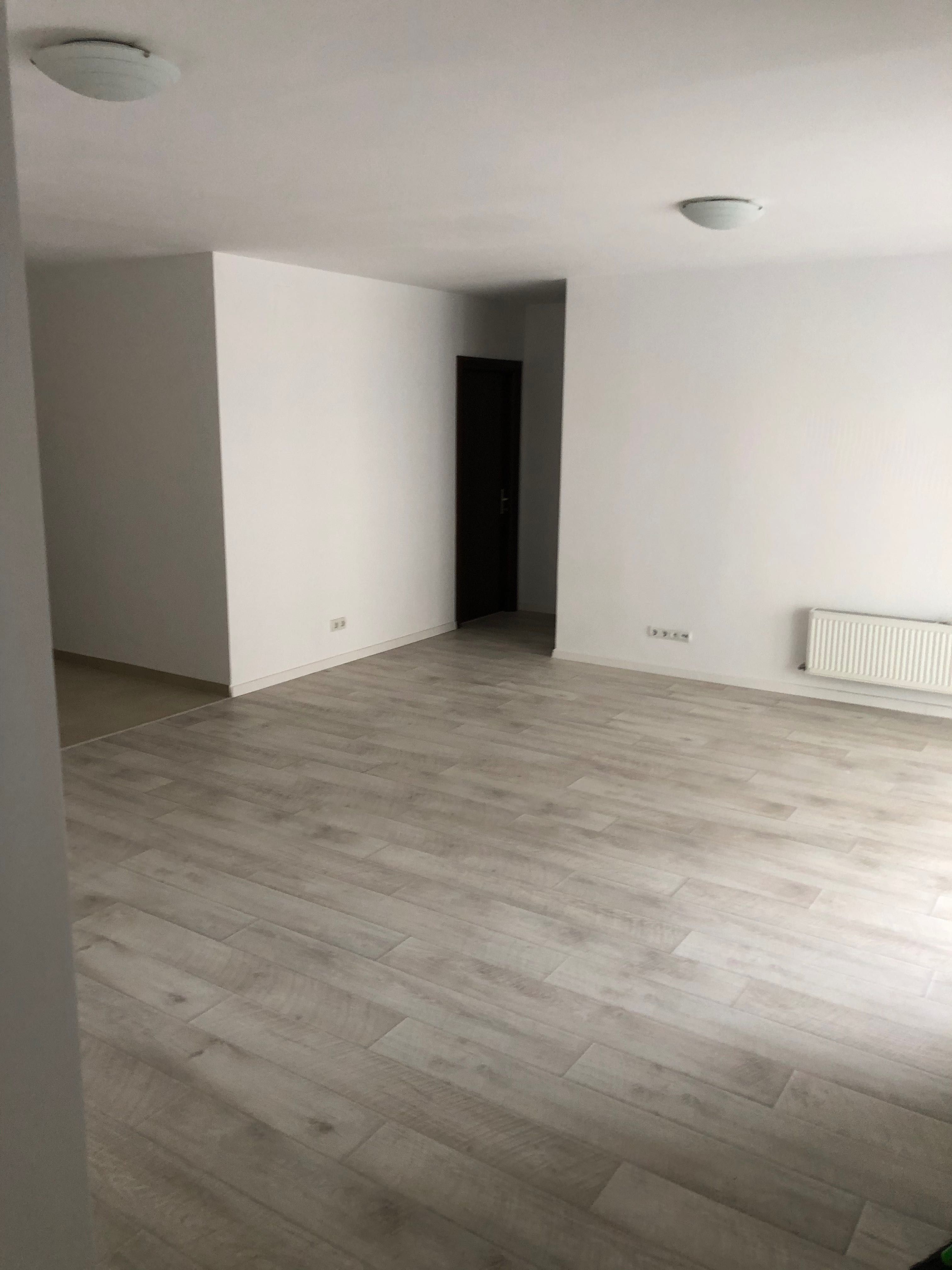 apartament spațios cu 4  Camere si 3 parcări / Direct proprietar/