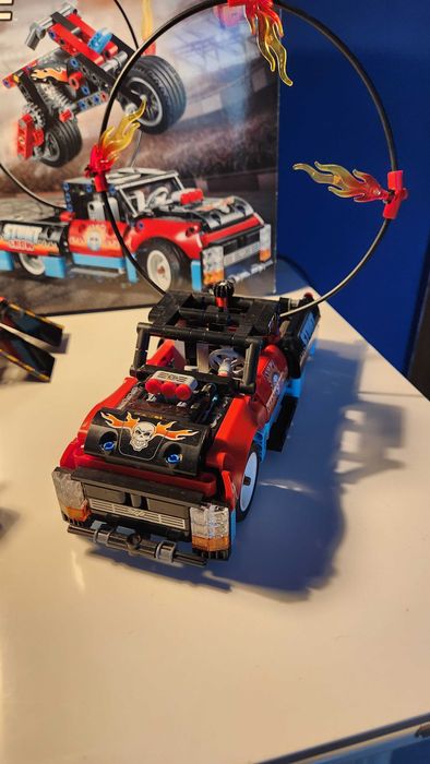 LEGO Technic Camion si motocicleta pentru cascadorii 42106, 610 piese