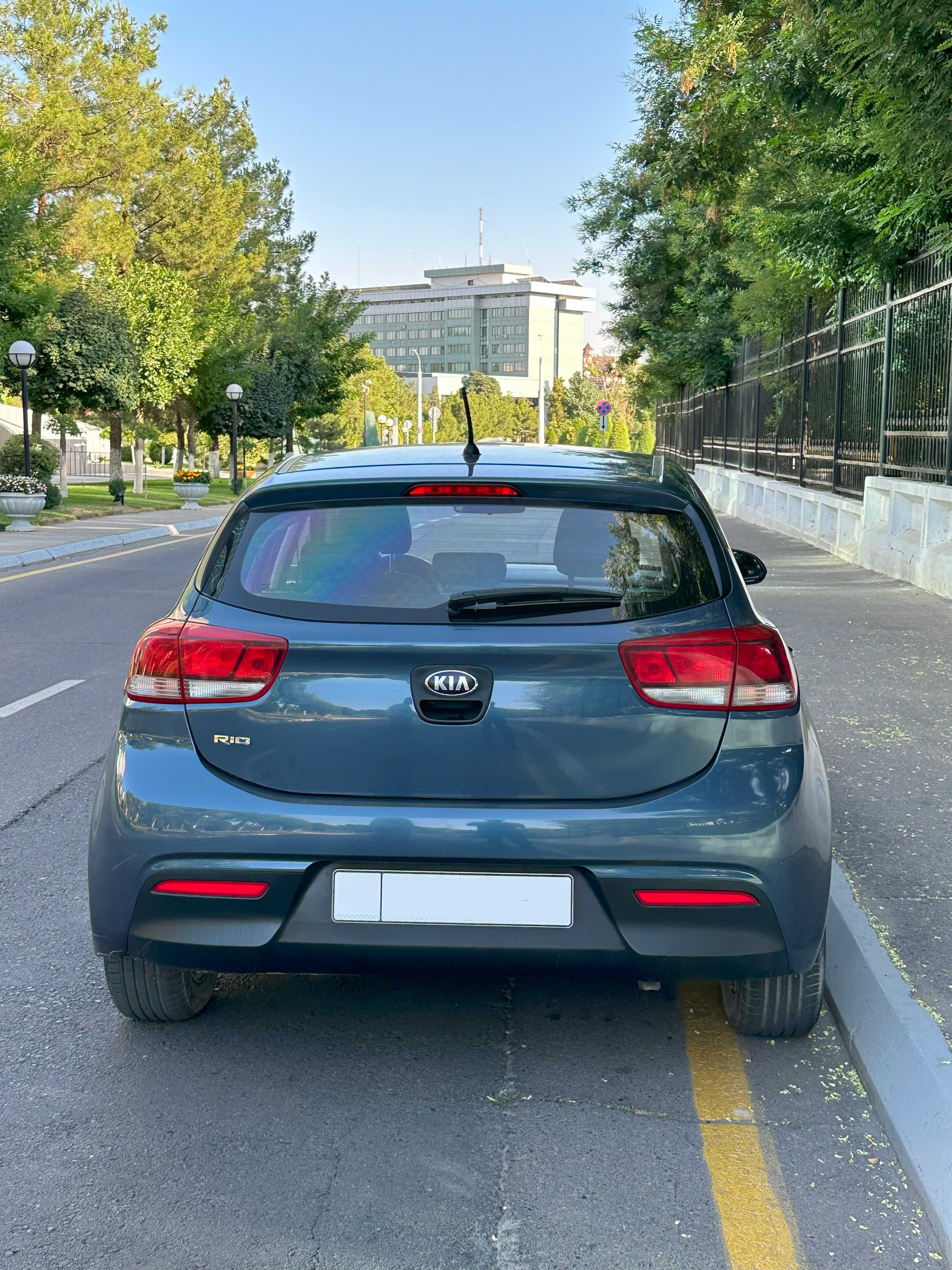 Продается Kia Rio 2018г (108 тыс пробег) Цвет Синий Дымчатый