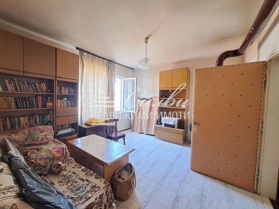 Етаж от двуетажна ТУХЛЕНА къща на плоча – кв. Военно училище.