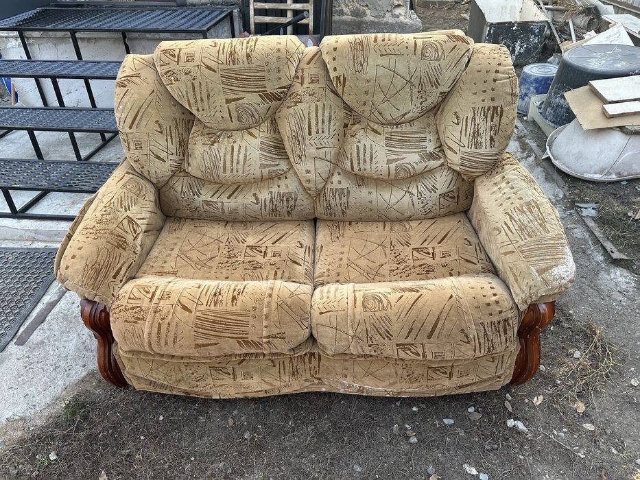 Отдам диван в дар 130-140 см