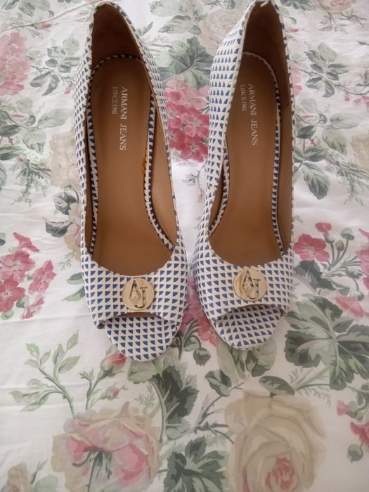 Vând pantofi Armani Nr 39 foarte puțin purtate