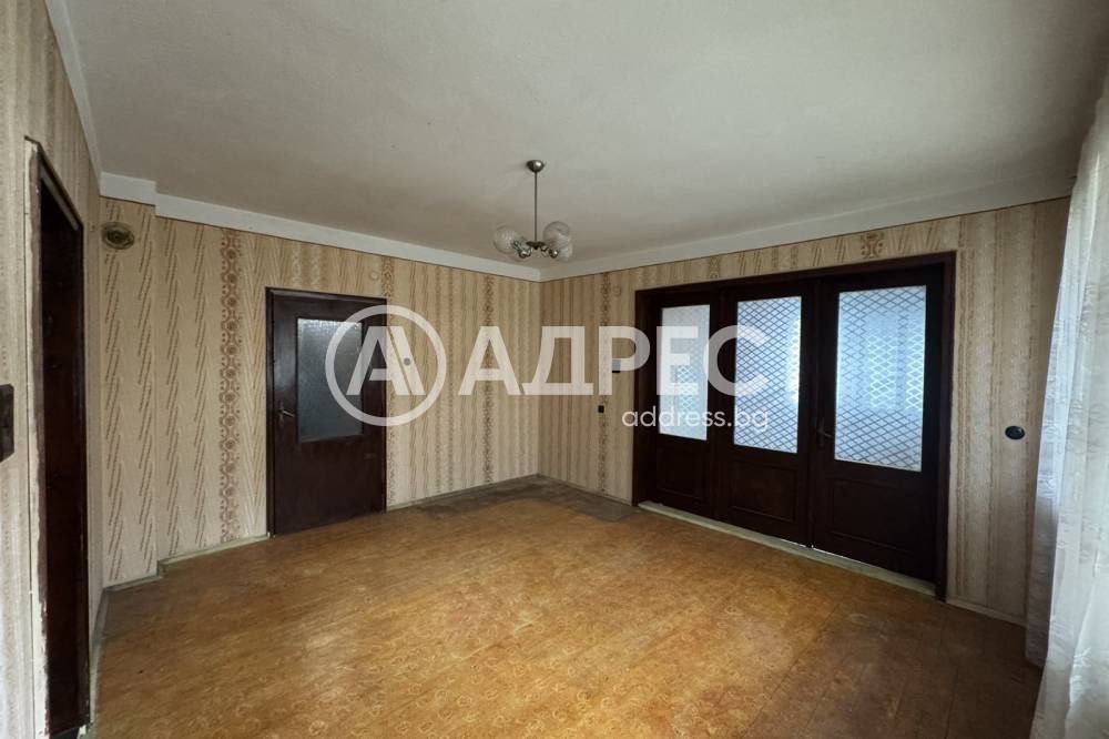 Просторен имот 112 кв.м. на първи етаж в Попово