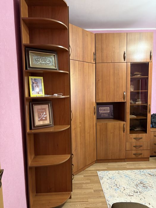 Продам угловой шифоньер.