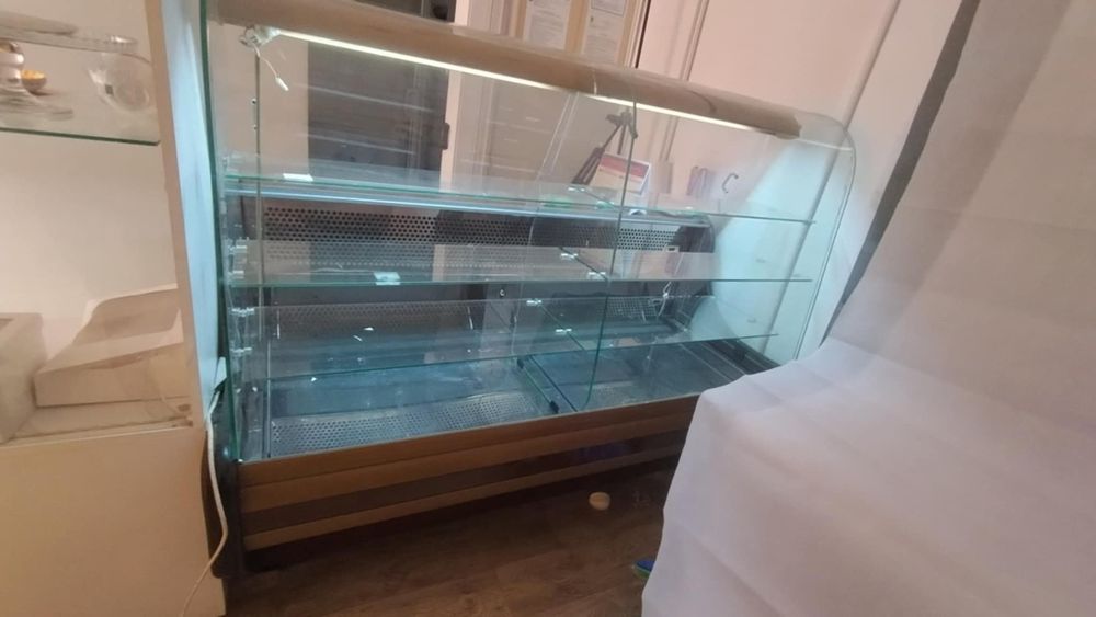 Vitrina frigorifica prăjituri