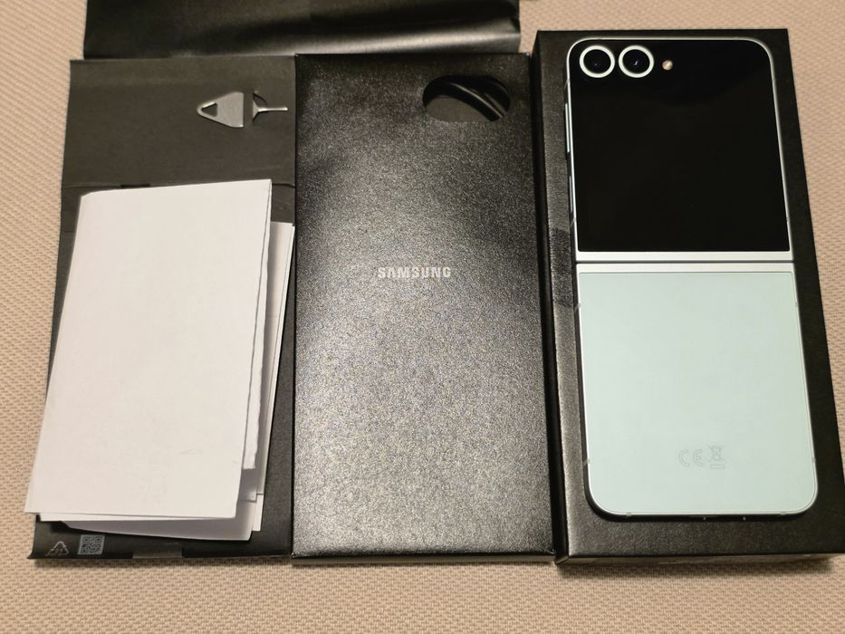 Telefon Samsung Z Flip 6, 256 Gb, cu factură și garanție.
