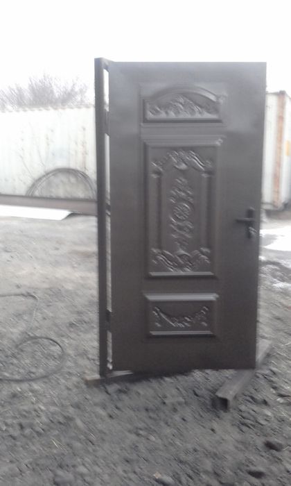 Металлическая дверь