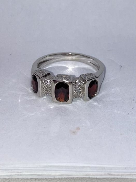 Inel aur 18kt.cu granat si diamante