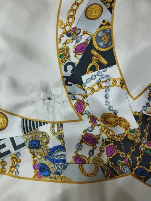 Eșarfă cu inscripția Chanel, dimensiuni 87/85 cm