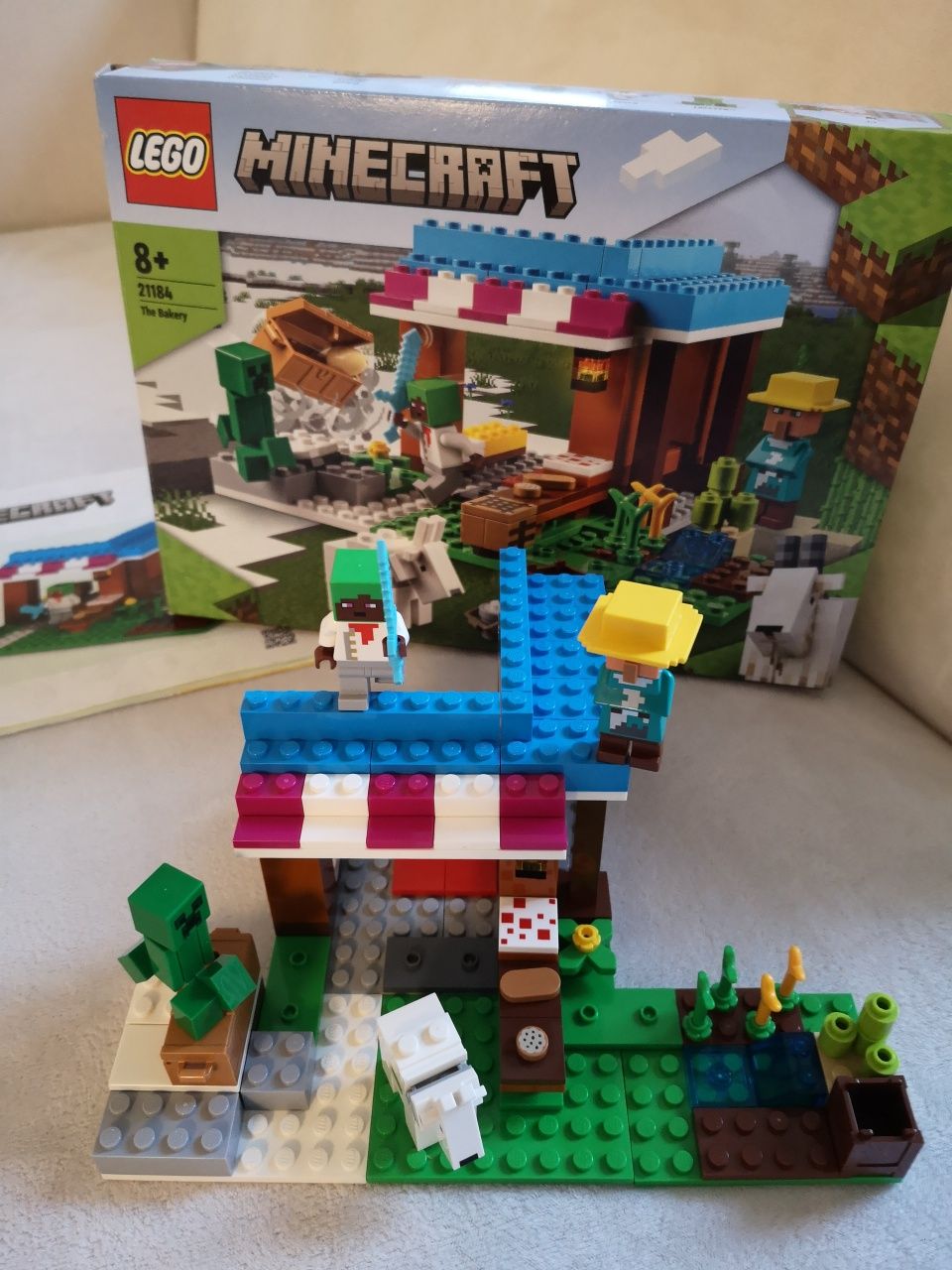 LEGO® Minecraft™ 21189 - Занданът на скелетите, 21184 Пекарната,