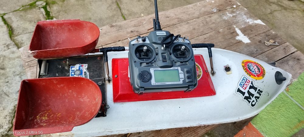 Лодка за захранване много стабилна