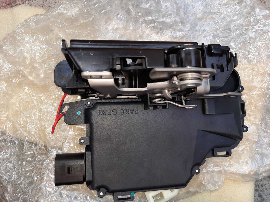 Incuietoare usa spate dreapta VW Golf / Passat , Skoda Octavia