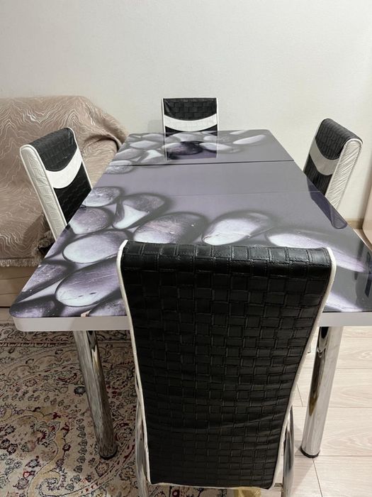 Продам обеденный стол со стульями