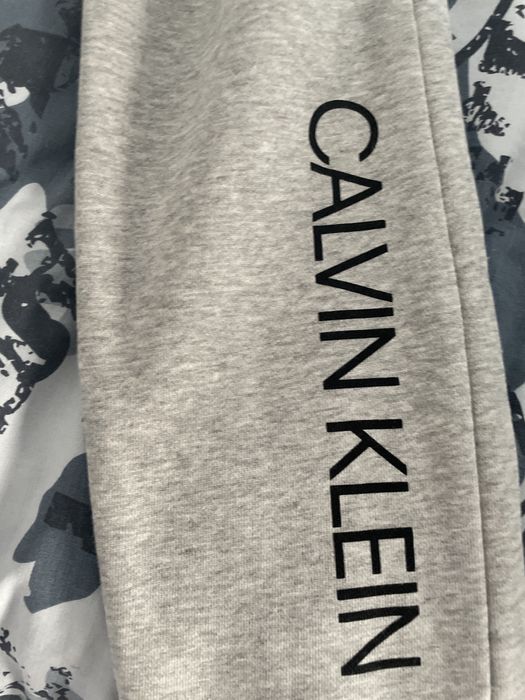 Vand pantaloni calvin klein