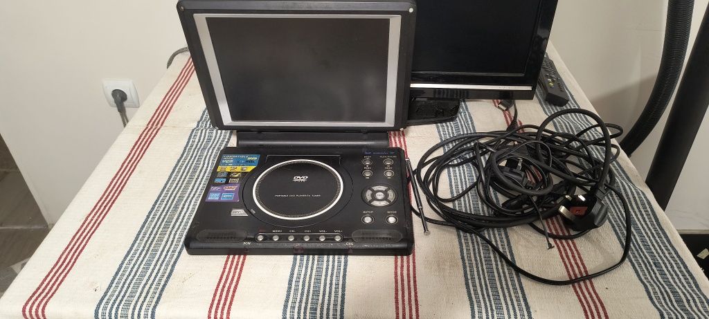 Продавам 3 playstation 3 плюс 1DVD и три кабела