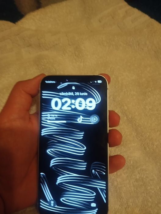Vând iphone 12 simplu