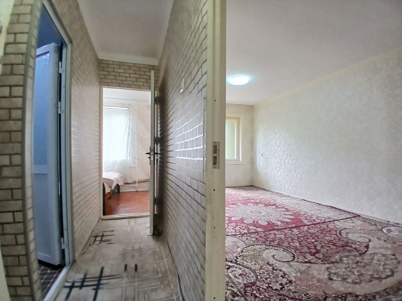 1 xonalik 2 xona qilingan uy sotiladi kirguli 16-maktab yonida