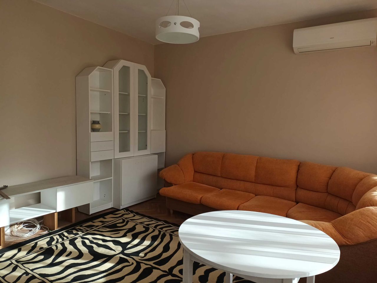Дава се под наем Тристаен апартамент в Варна, Център - 80 кв.м за 612 € - Снимка #1