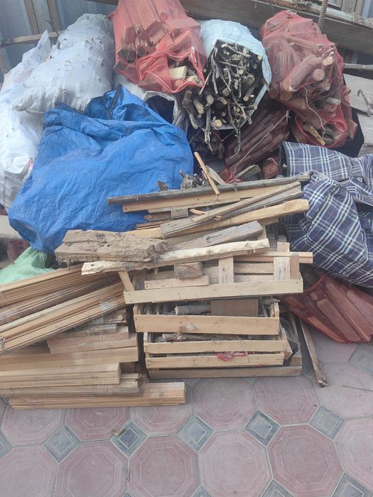 Дрова из древесных материалов и древесины