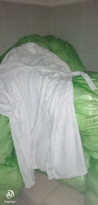 Бели дебели и плътни хавлиени халати за баня