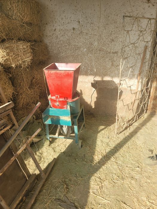 Продаётся дробилка 4,5 кв.для сена и зерна.