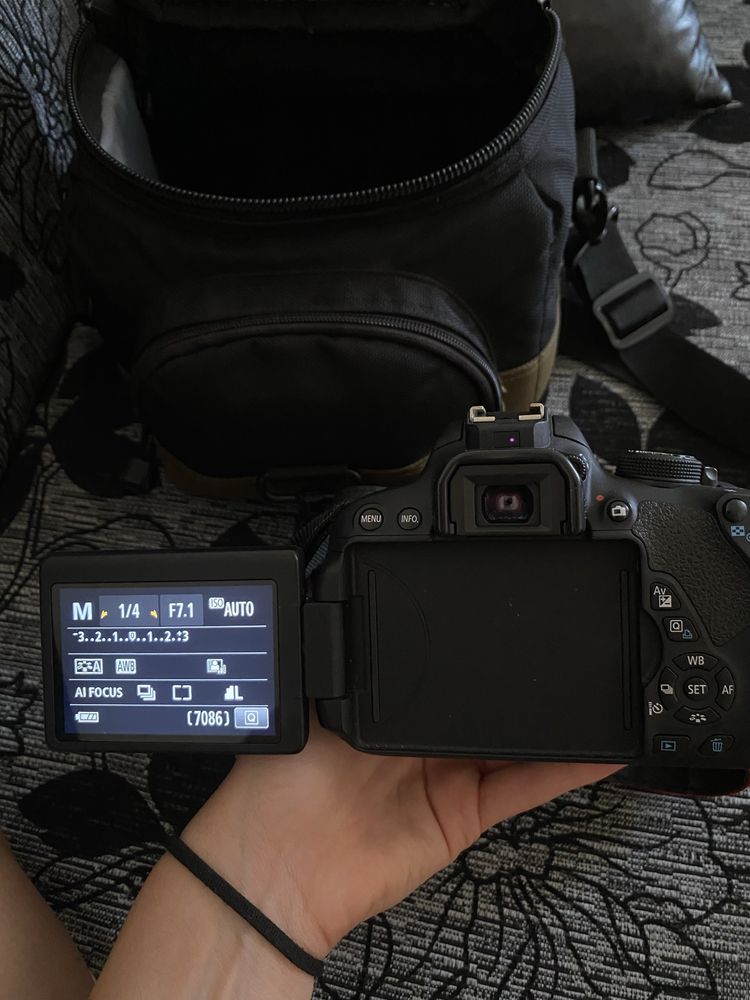 Canon  EOS  700D