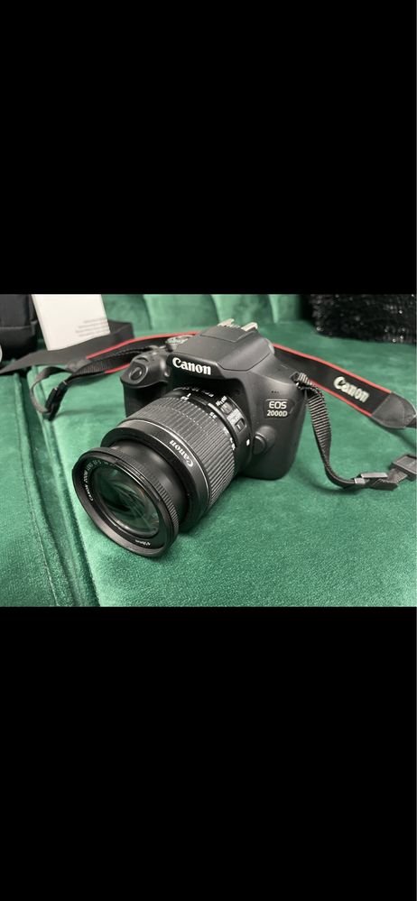 Aparat DSLR Canon EOS 2000D+ Obiectiv 18-55mm IS SE ca nou